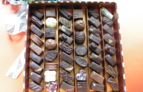 Grande boite carrée de chocolats